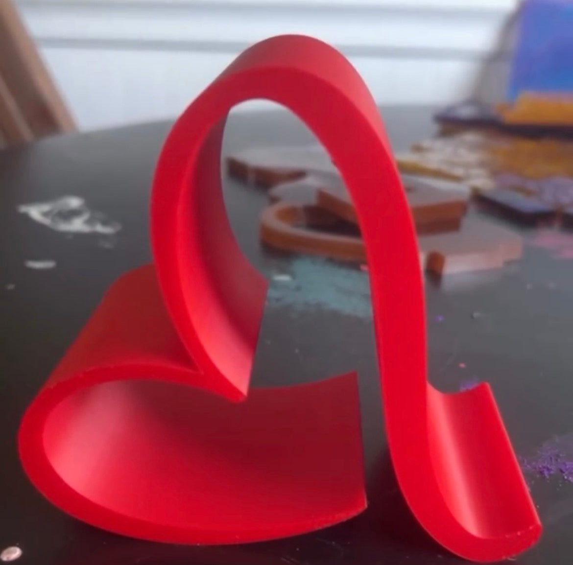 “LOVE CURVE” PHONE STAND